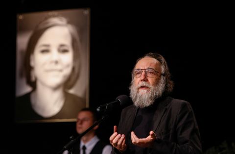 Der russische Politikwissenschaftler und Theoretiker Alexander Dugin spricht am 23. August während einer Trauerfeier für seine Tochter Daria Dugina in Moskau, Russland.