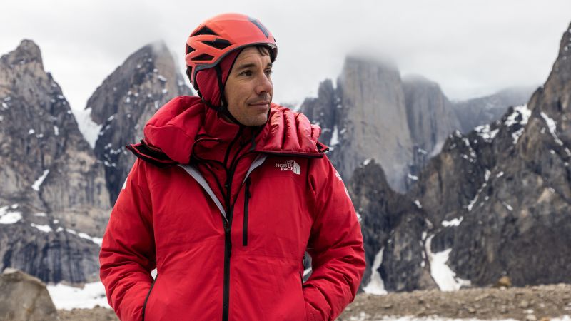 „Arctic Ascent“ следва Алекс Хонълд от „Free Solo“ при последното му главозамайващо изкачване