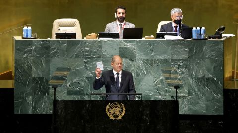 Almanya Şansölyesi Olaf Scholz, 20 Eylül Salı günü BM genel merkezinde BM Genel Kurulu'nun 77. oturumunda konuşurken Birleşmiş Milletler Sözleşmesi'nin bir kopyasını elinde tutuyor.
