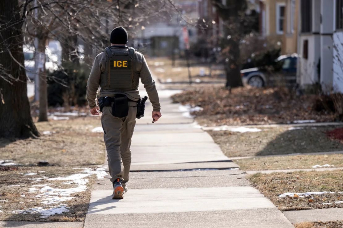 Un agente del Servicio de Control de Inmigración y Aduanas (ICE) camina por una calle durante un operativo policial multiagencial en Chicago en enero.