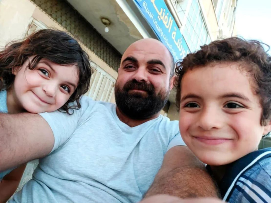 Eve al-Najjar (izquierda) y Raslan al-Najjar (derecha), que murieron en un ataque aéreo israelí, fotografiados con su padre, el Dr. Hamdi al-Najjar (centro).