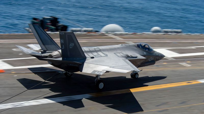 Американски ВМС F-35 катастрофи в Калифорния, пилотът изхвърля безопасно 