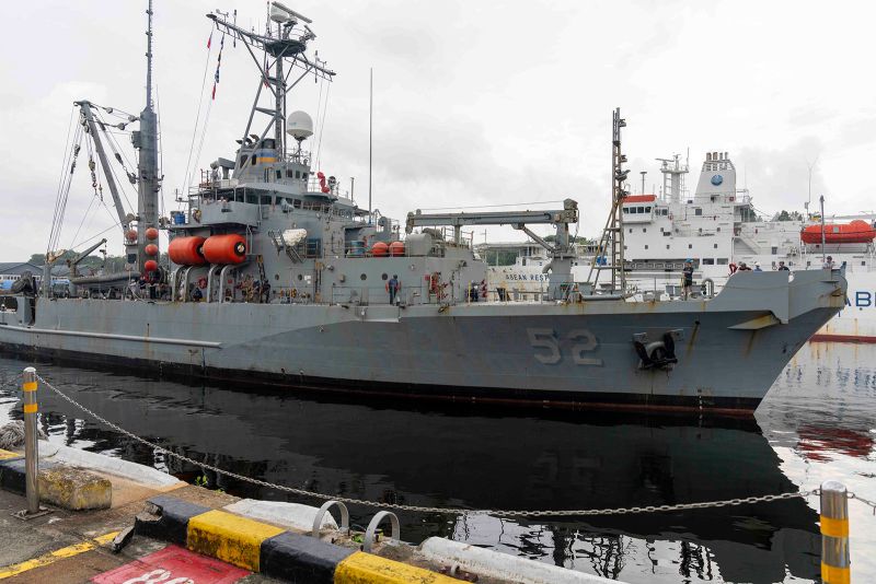 US Navy trying to pull crashed aircraft from bottom of South China
