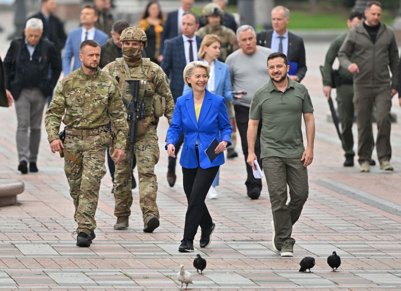 Ukrainian President Volodymyr Zelensky (R) and President of the European Commission Ursula von der Leyen arrive to deliver a press conference in Kyiv on September 15.