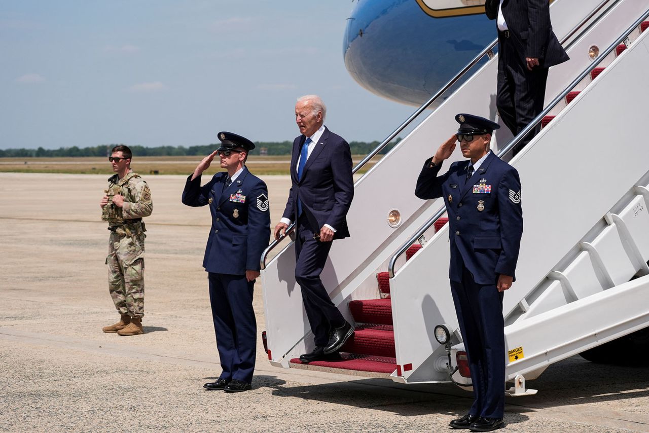 El presidente Joe Biden desembarca del Air Force One en la Base Conjunta Andrews en Maryland, el martes 23 de julio. (Ken Cedeno/Reuters)