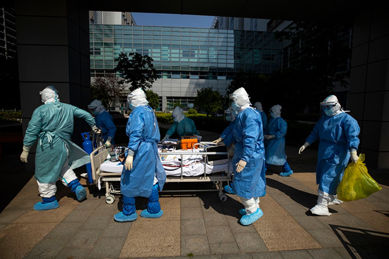 Medical workers transfer a COVID-19 patient in severe and critical condition to the Intensive Care Unit ward at the Zhongfaxincheng campus of Tongji Hospital affiliated to Huazhong University of Science and Technology in Wuhan, China,on April 12. 