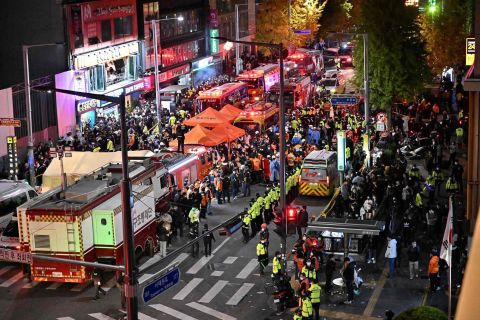 Tim penyelamat terlihat di distrik kehidupan malam Itaewon di Seoul pada Sabtu malam.