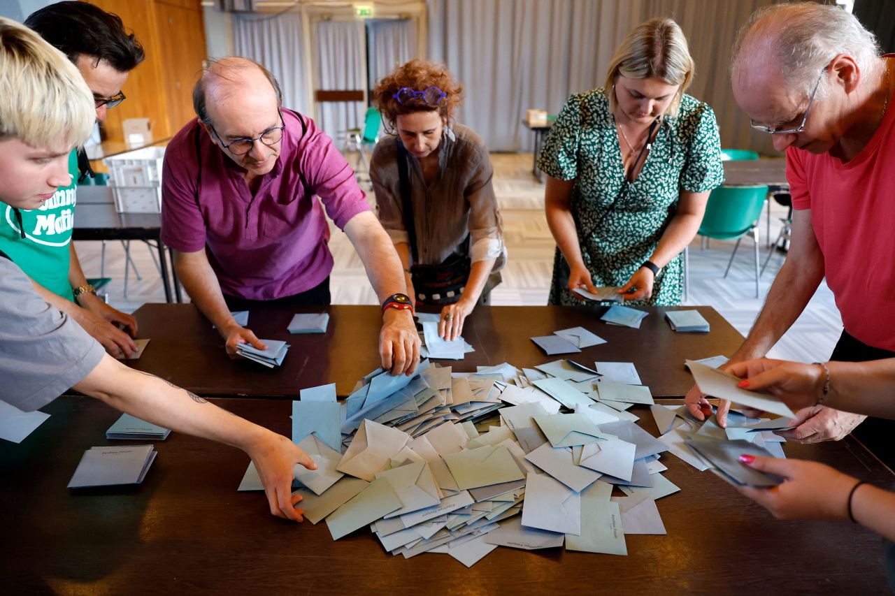 Les agents électoraux commencent à compter les votes à Schiltheim, en France. 