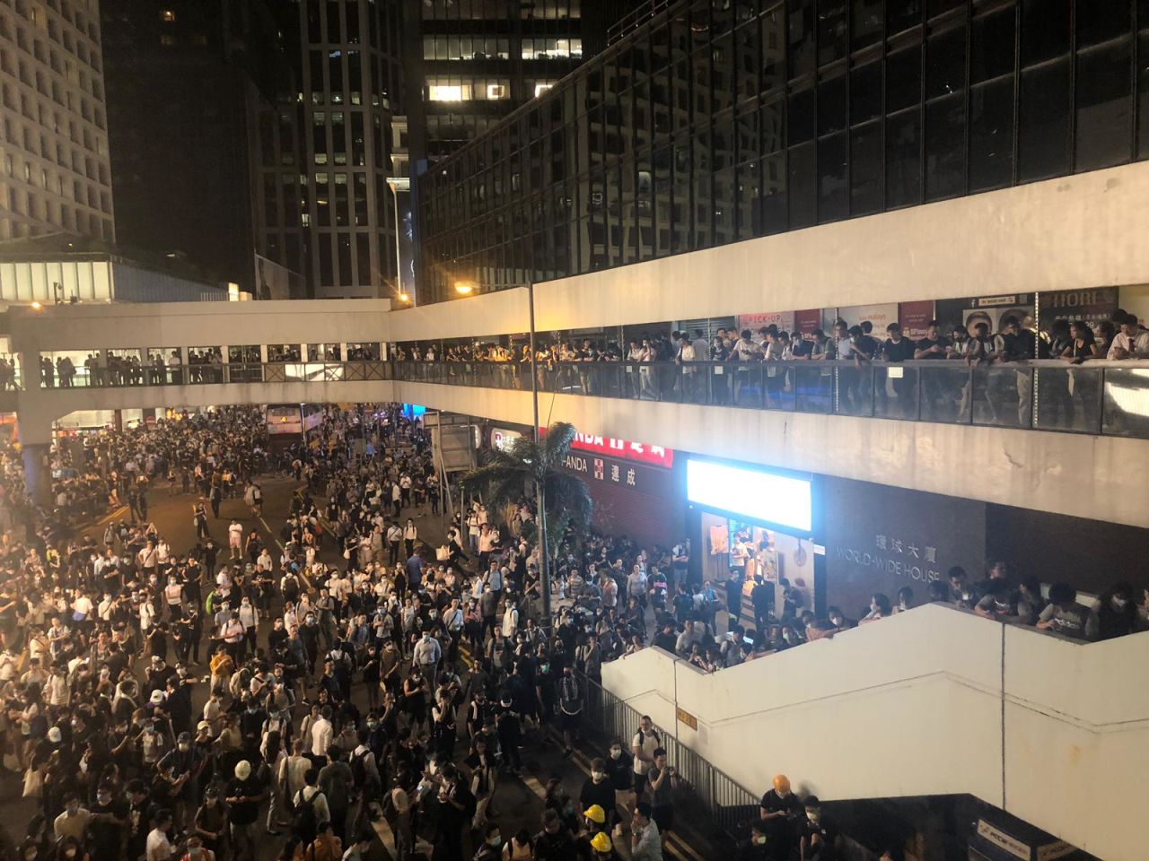 Protesters move towards Central, with crowds near World Wide House between Connaught Road Central, Pedder Street and Des Voeux Road Central. 