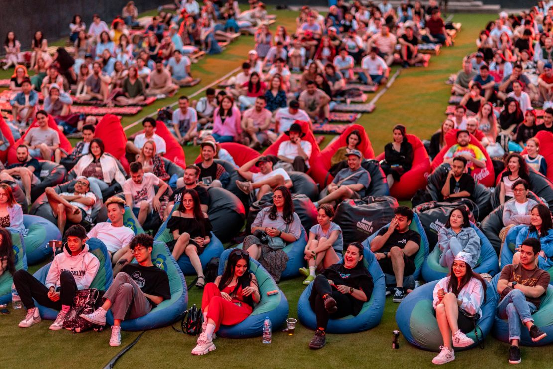 Una multitud de jóvenes se reunió para una actuación al aire libre en Mocfest, el floreciente festival de arte y música de Uzbekistán con sede en Tashkent.