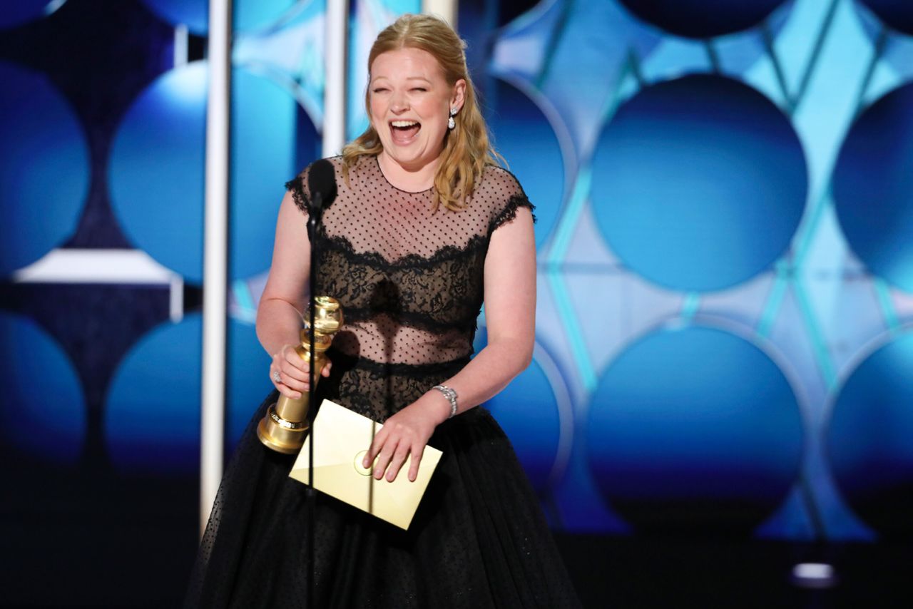 Sarah Snook accepts her Golden Globe award. 