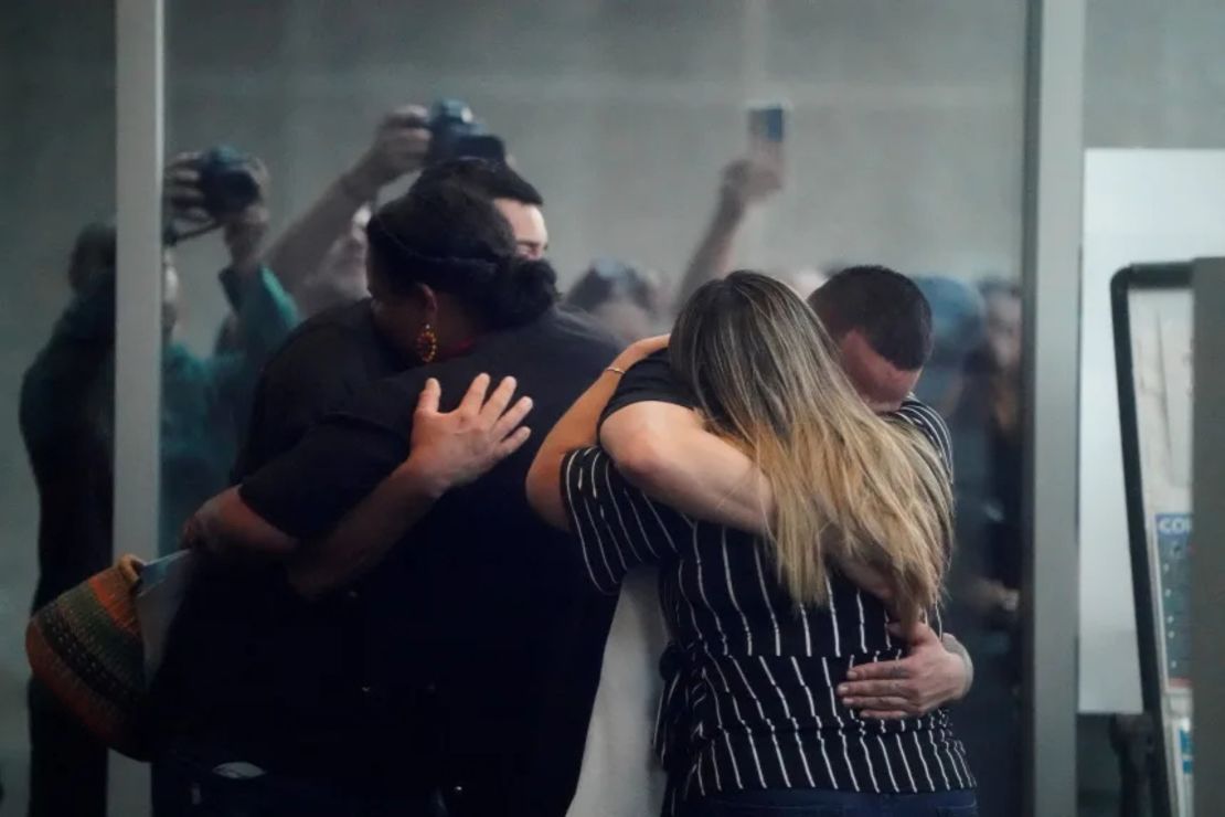 Kilmar Ábrego García, el inmigrante cuya deportación injusta a El Salvador lo convirtió en un símbolo de las agresivas políticas migratorias del presidente estadounidense Donald Trump, abraza a su esposa Jennifer Vasquez Sura, mientras se presenta para un registro en la oficina de campo del ICE en Baltimore tres días después de su liberación de la custodia criminal en Tennessee, en Baltimore, Maryland, el 25 de agosto de 2025. Foto tomada a través de un vidrio.