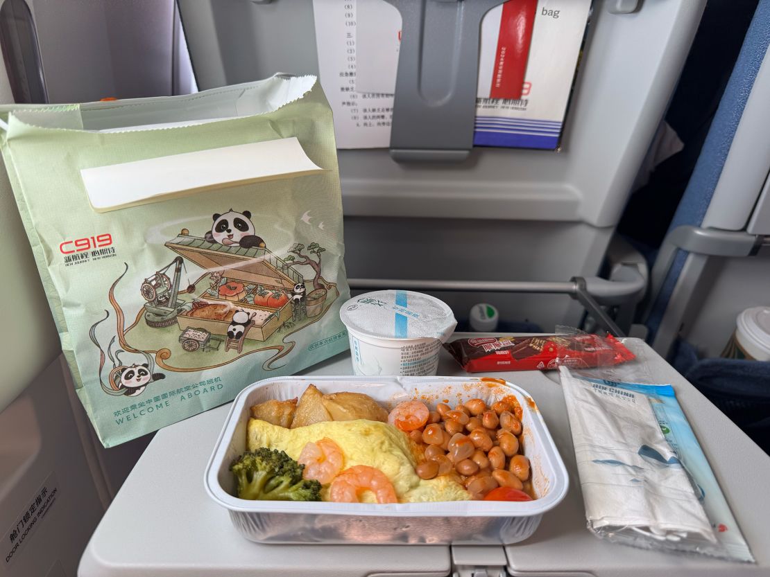 An economy meal on the C919.