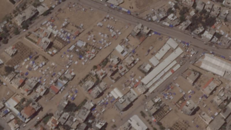 Сателитни изображения показват палестинци, които бягат от палатковите градове на Рафах, тъй като надвисва заплаха от голяма атака