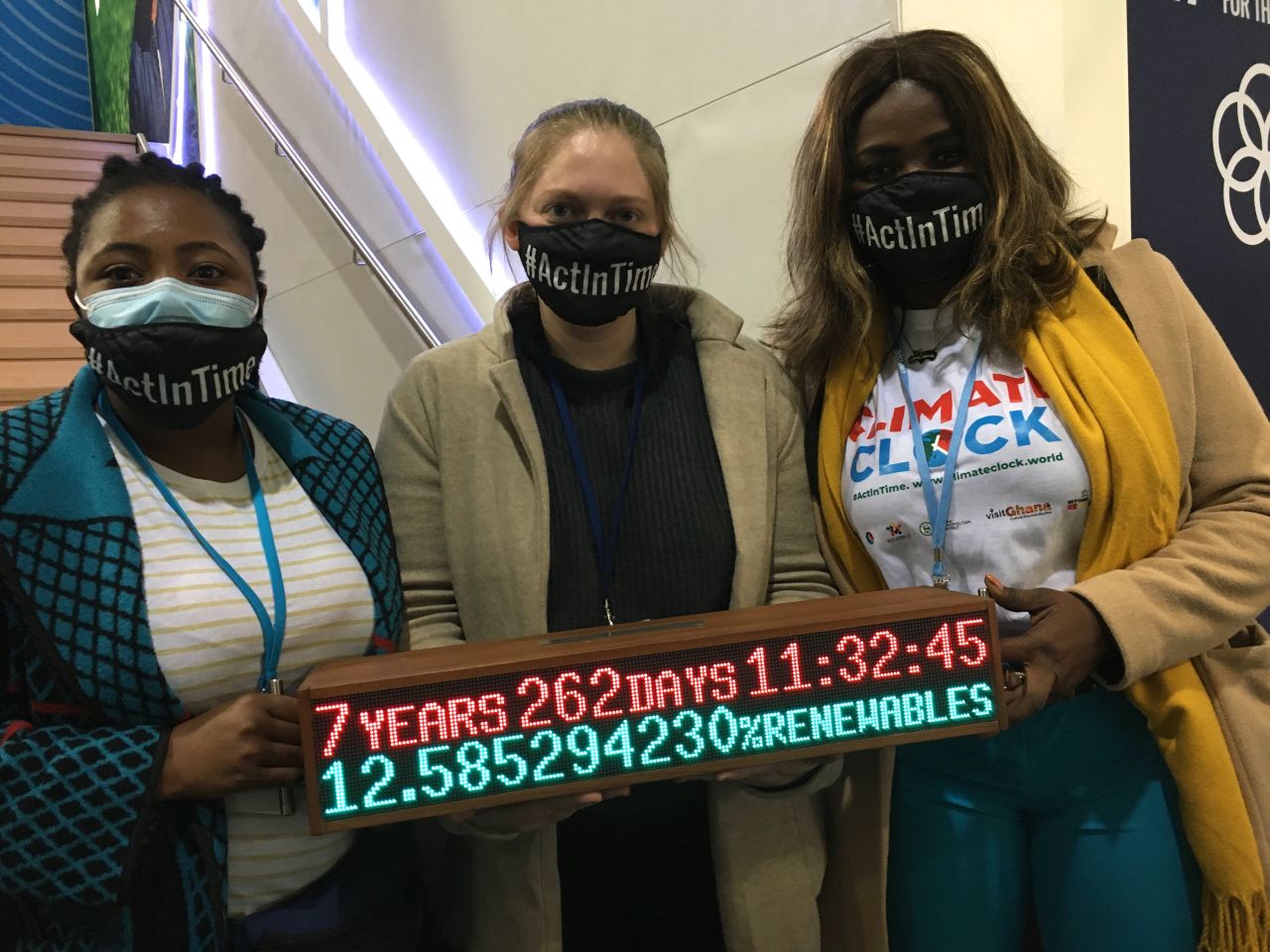 Nontokozo Moloi, Laura Berry and Margaret Bondziedu Impraim with their climate countdown clock