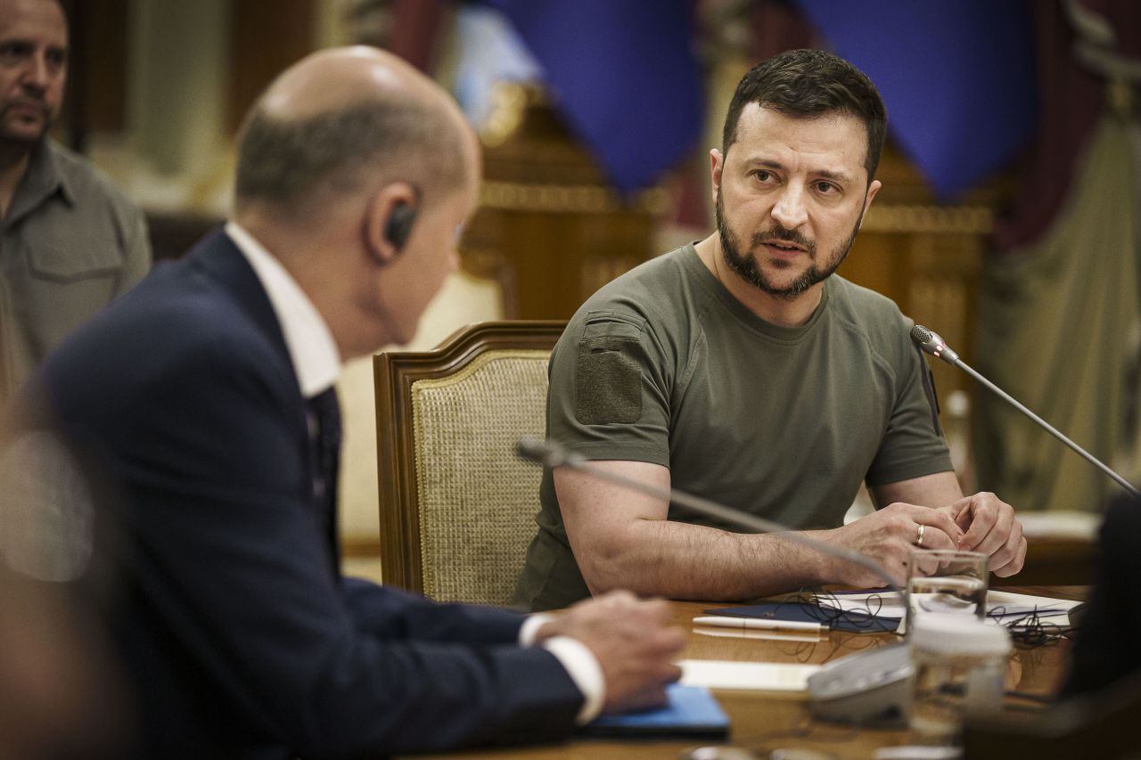German Chancellor Olaf Scholz, left, speaks with Ukraine's President Volodymyr Zelensky on June 16, 2022 in Kyiv. 