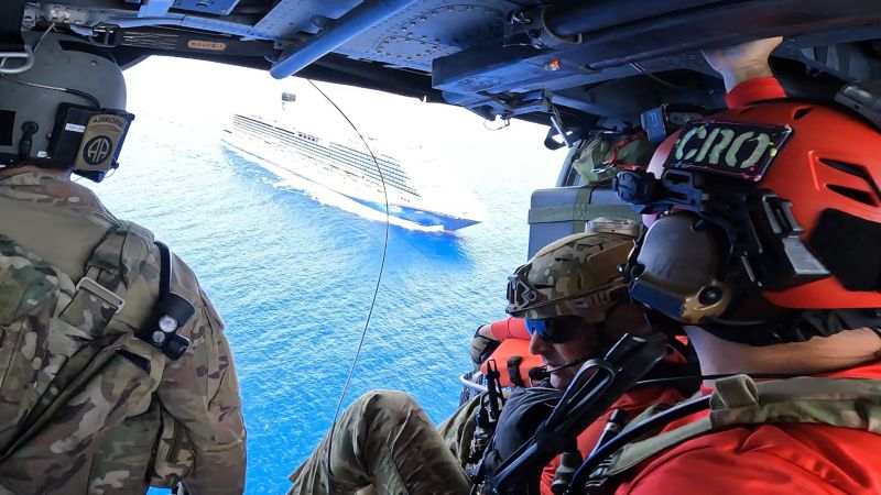 Спасителен екип от военновъздушните сили на САЩ качи критично болен пътник от круизен кораб в открити води на Атлантическия океан
