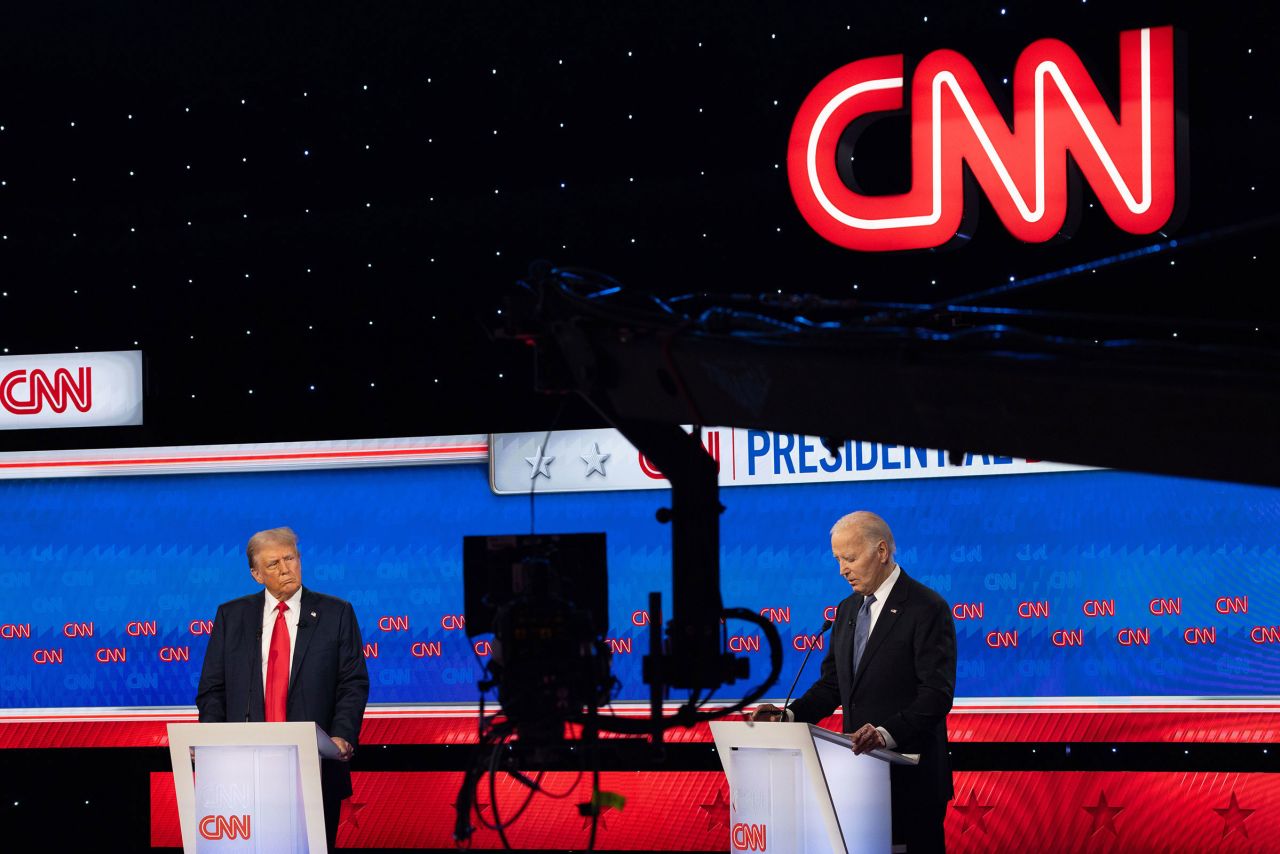 No props or pre-written notes were allowed on the stage. Candidates were given a pen, a pad of paper and a bottle of water. 