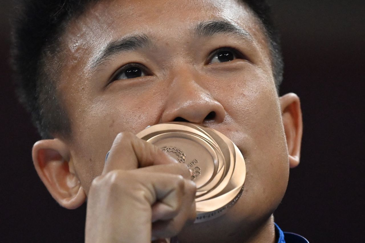 Bronze medallist Sudaporn Seesondee of Thailand kisses her medal as she celebrates on the podium during the victory ceremony for the women's lightweight boxing final on August 8.