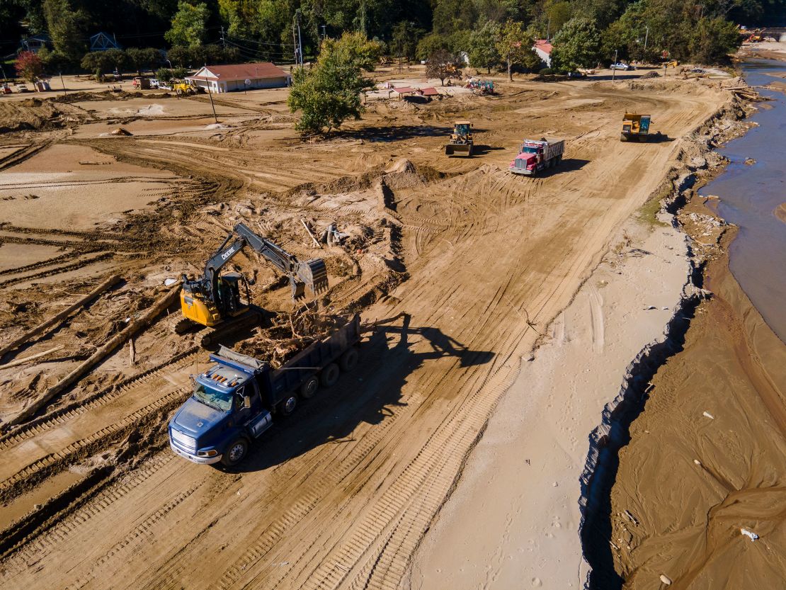 As equipes de construção removem detritos do furacão Helene em Chimney Rock, Carolina do Norte, em outubro.