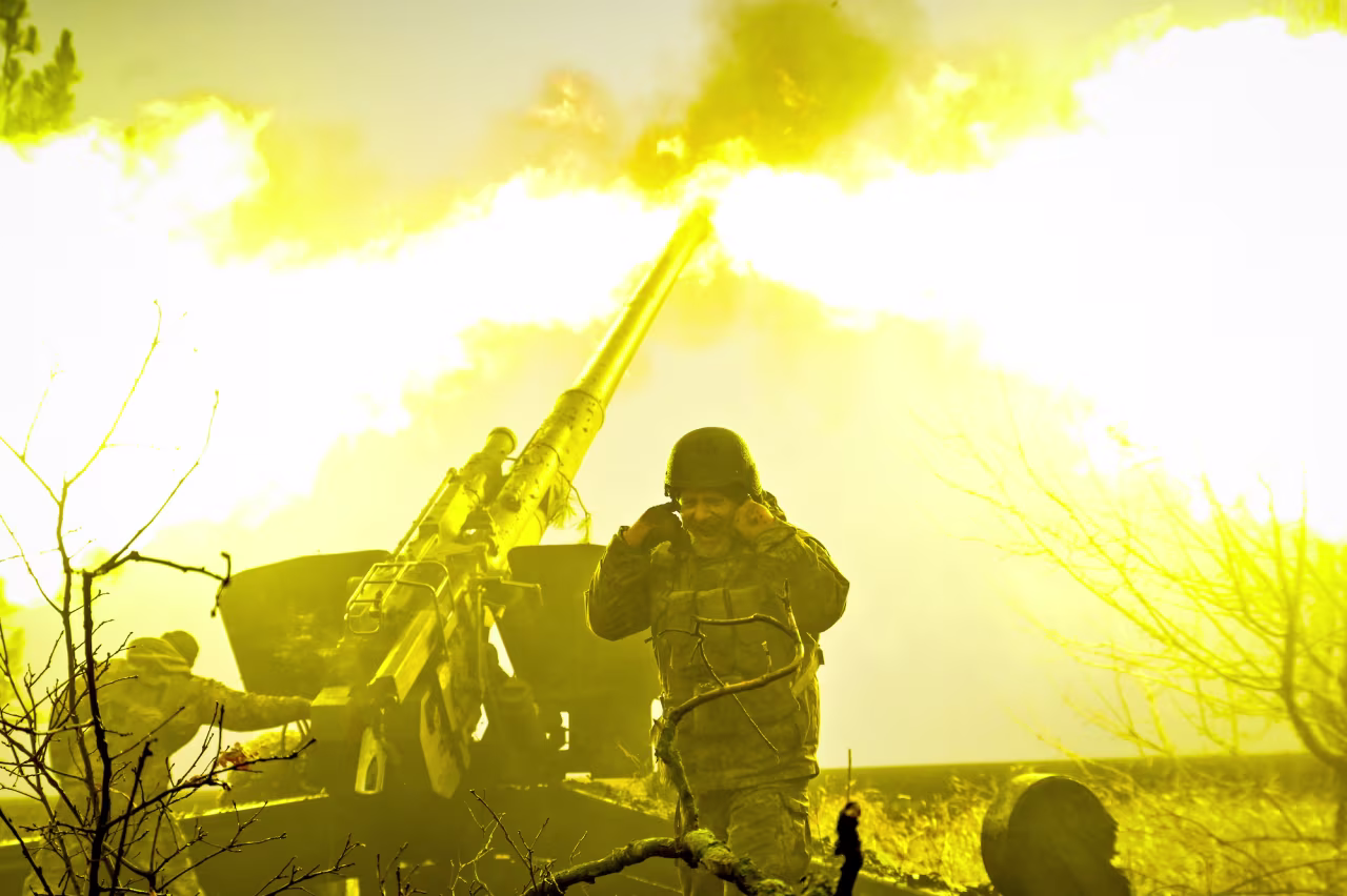 Ukrainian soldiers fire artillery from a Howitzer towards Russian targets in the Zaporizhzhia region on December 16.