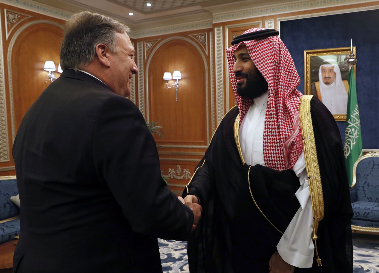US Secretary of State Mike Pompeo (l.) shakes hands with Saudi Crown Prince Mohammed bin Salman in Riyadh on Tuesday.