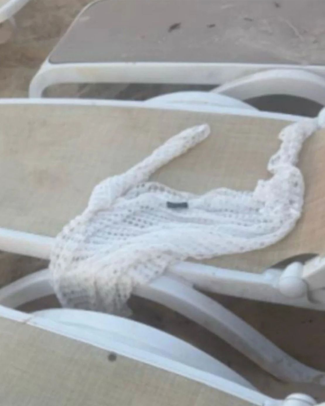 Los investigadores encontraron el traje de baño de color claro de Konanki en una tumbona en la playa después de que ella desapareció.
