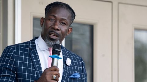El superintendente de las Escuelas Públicas de Des Moines, Ian Roberts, habla durante un evento en Des Moines, Iowa, el 1 de mayo.