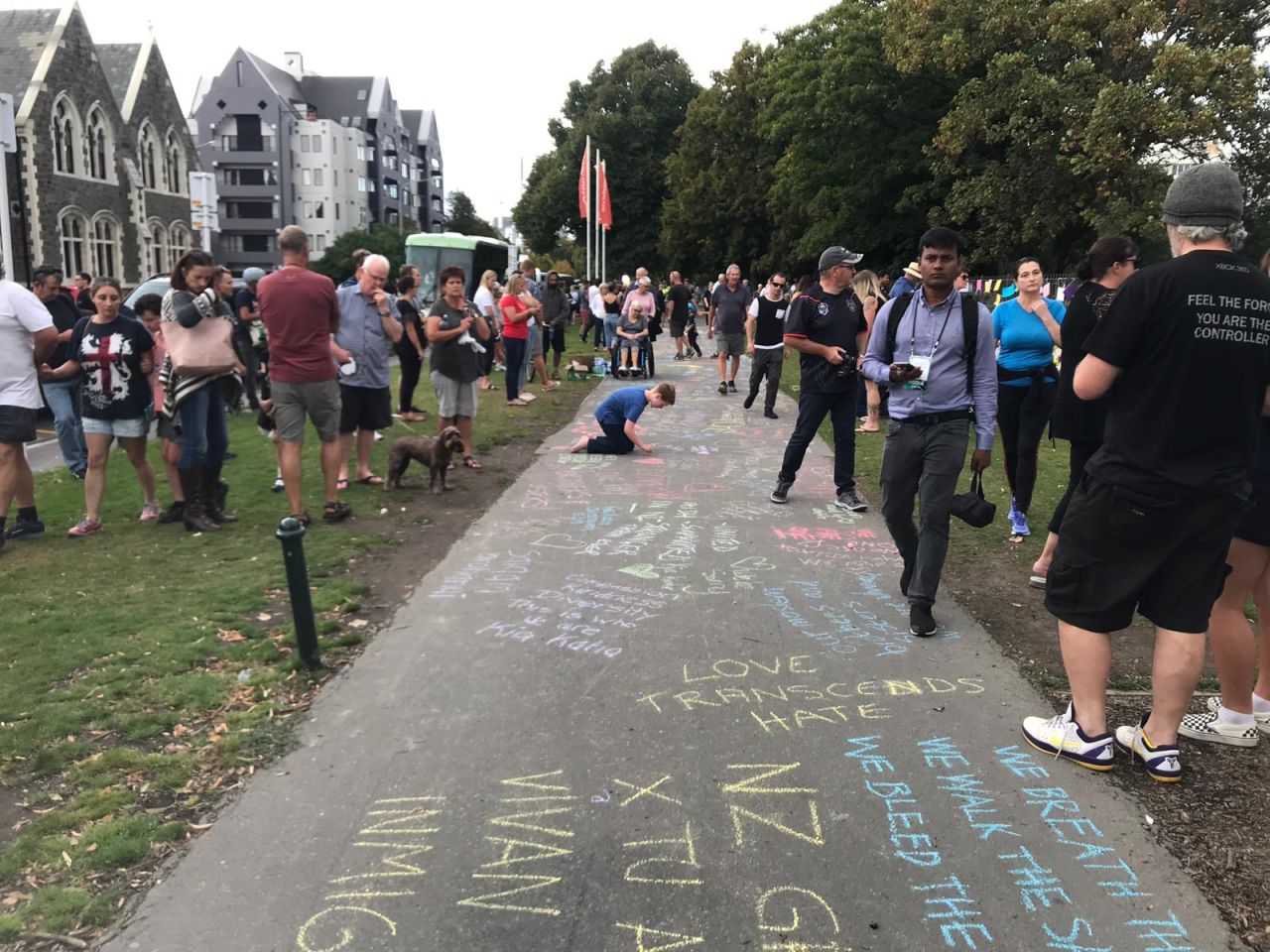 New Zealanders write tributes to the victims at the entrance to the Botanic Gardens, close to the Al Noor Mosque.