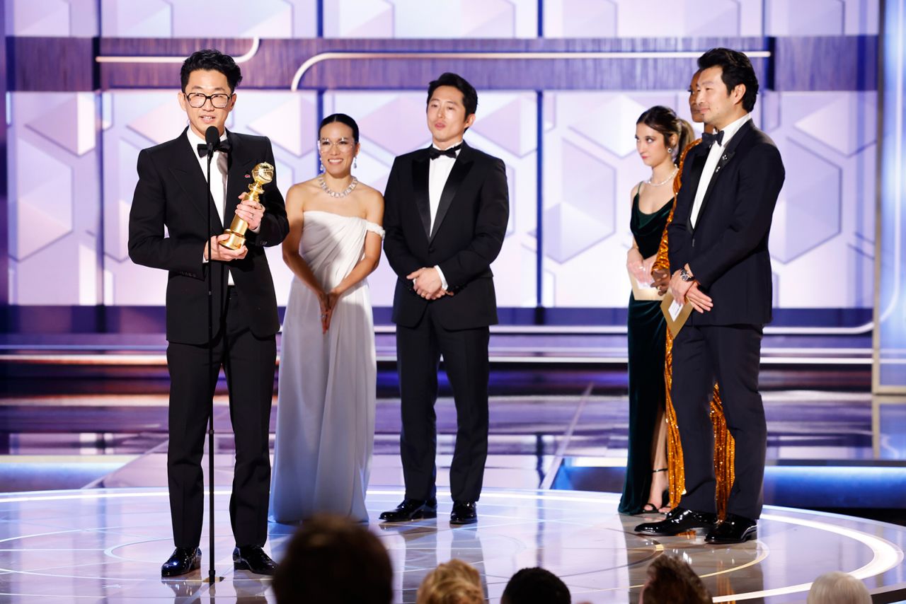 Lee Sung Jin gives an acceptance speech alongside Ali Wong and Steven Yeun. 