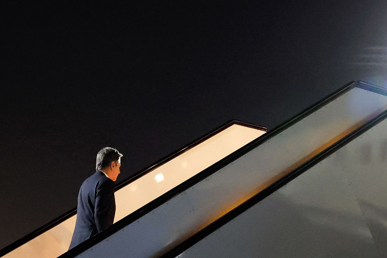 Antony Blinken boards his aircraft plane as he departs Doha for Abu Dhabi on January 7.