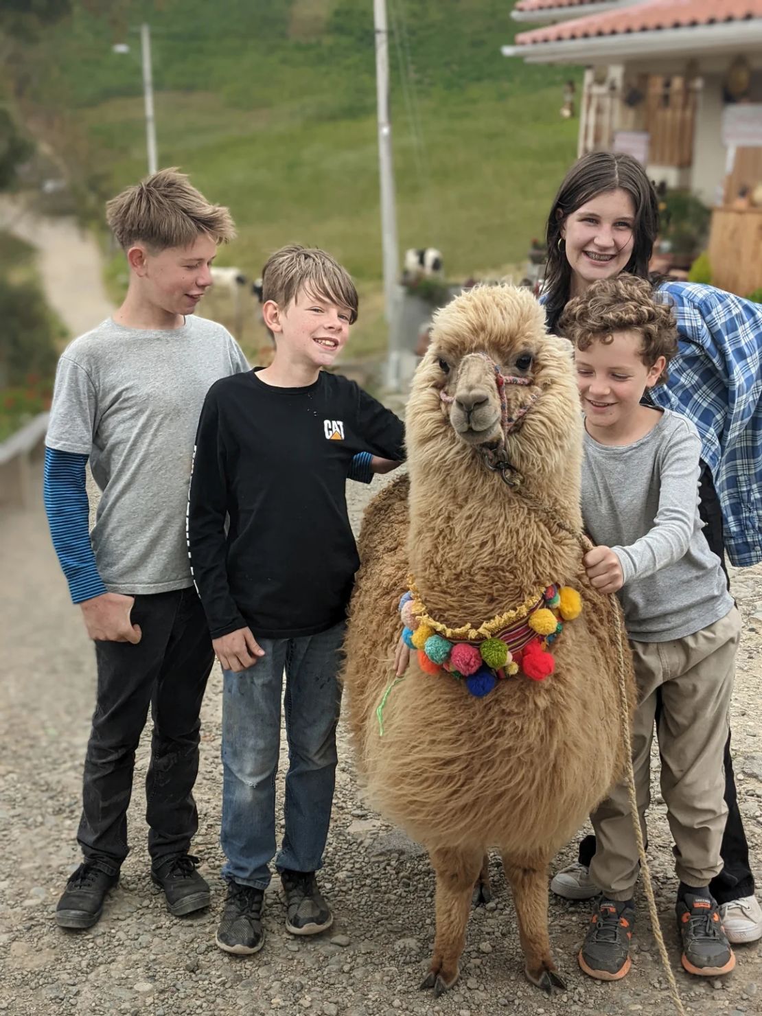 Aurora, Sebastián, Conrad y Truett Bowen en Ingapirca, provincia de Cañar, Ecuador.