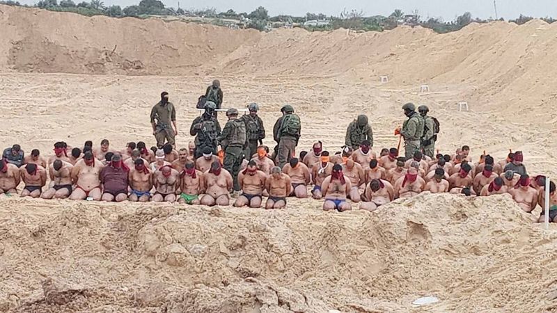 가자지구에서 촬영된 사진에는 속옷이 벗겨진 수십 명의 남성을 구금하는 이스라엘 군인들의 모습이 담겨 있습니다.