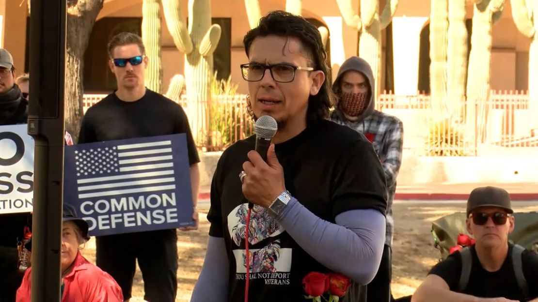 Alex Murillo habla en una protesta el 23 de febrero en Tucson, Arizona.