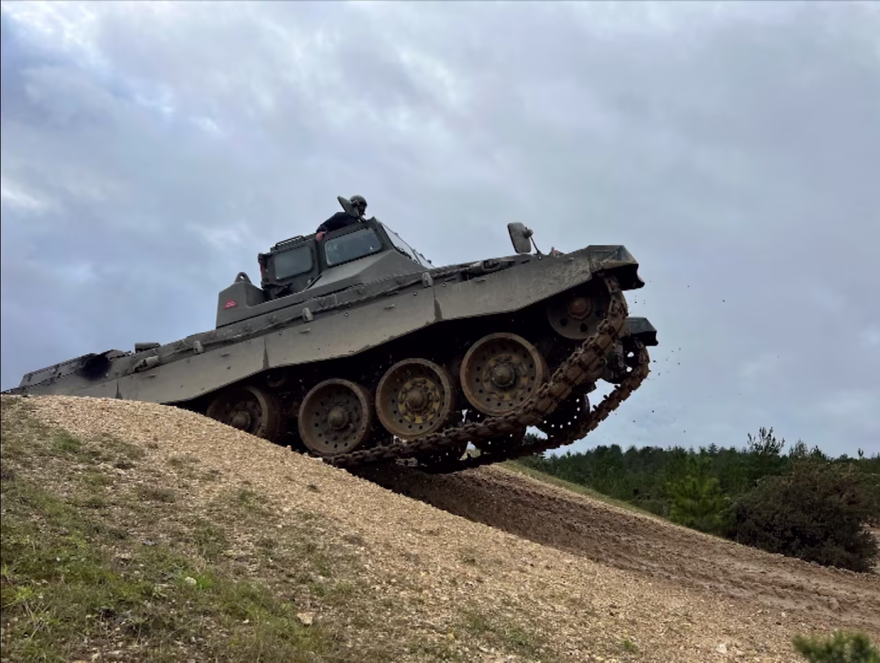 Ukrainian tank crews train in the UK. 