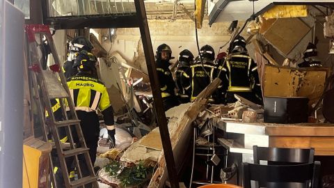 FOTODELDIA MADRID, 13/09/2025.- Al menos 14 personas han resultado heridas, una de ellas de gravedad, tras una explosi�n en el bar 'Mis Tesoros' de la calle Manuel Maroto de Puente de Vallecas, que ha afectado tambi�n al edificio superior de viviendas. EFE/Emergencias Madrid/SOLO USO EDITORIAL/SOLO DISPONIBLE PARA ILUSTRAR LA NOTICIA QUE ACOMPA�A (CR�DITO OBLIGATORIO)
