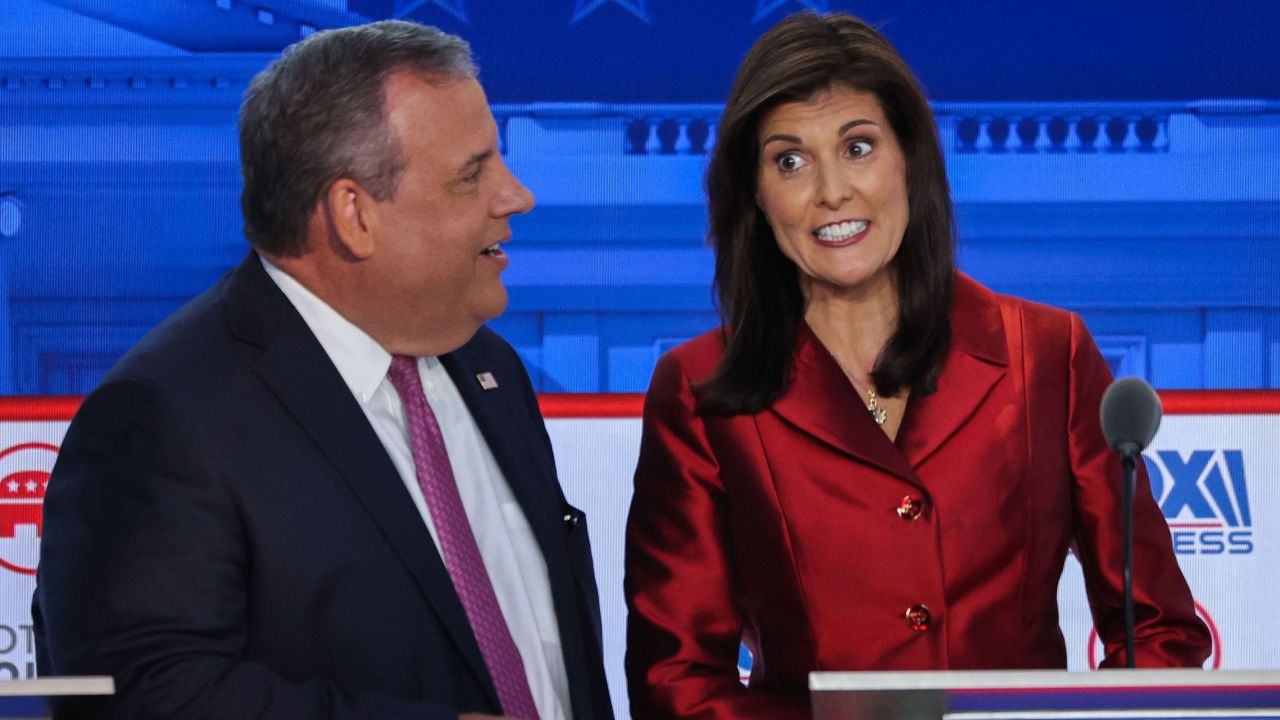 Former New Jersey Gov. Chris Christie and former South Carolina Gov. Nikki Haley chat during a commercial break. 