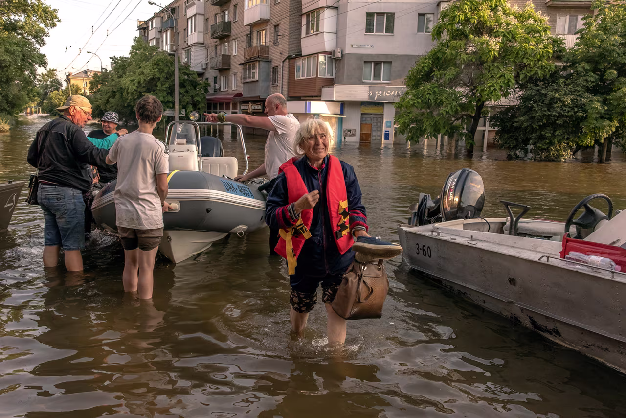 Volunteers help evacuate residents from flooded areas in Kherson, Ukraine, on June 9. 