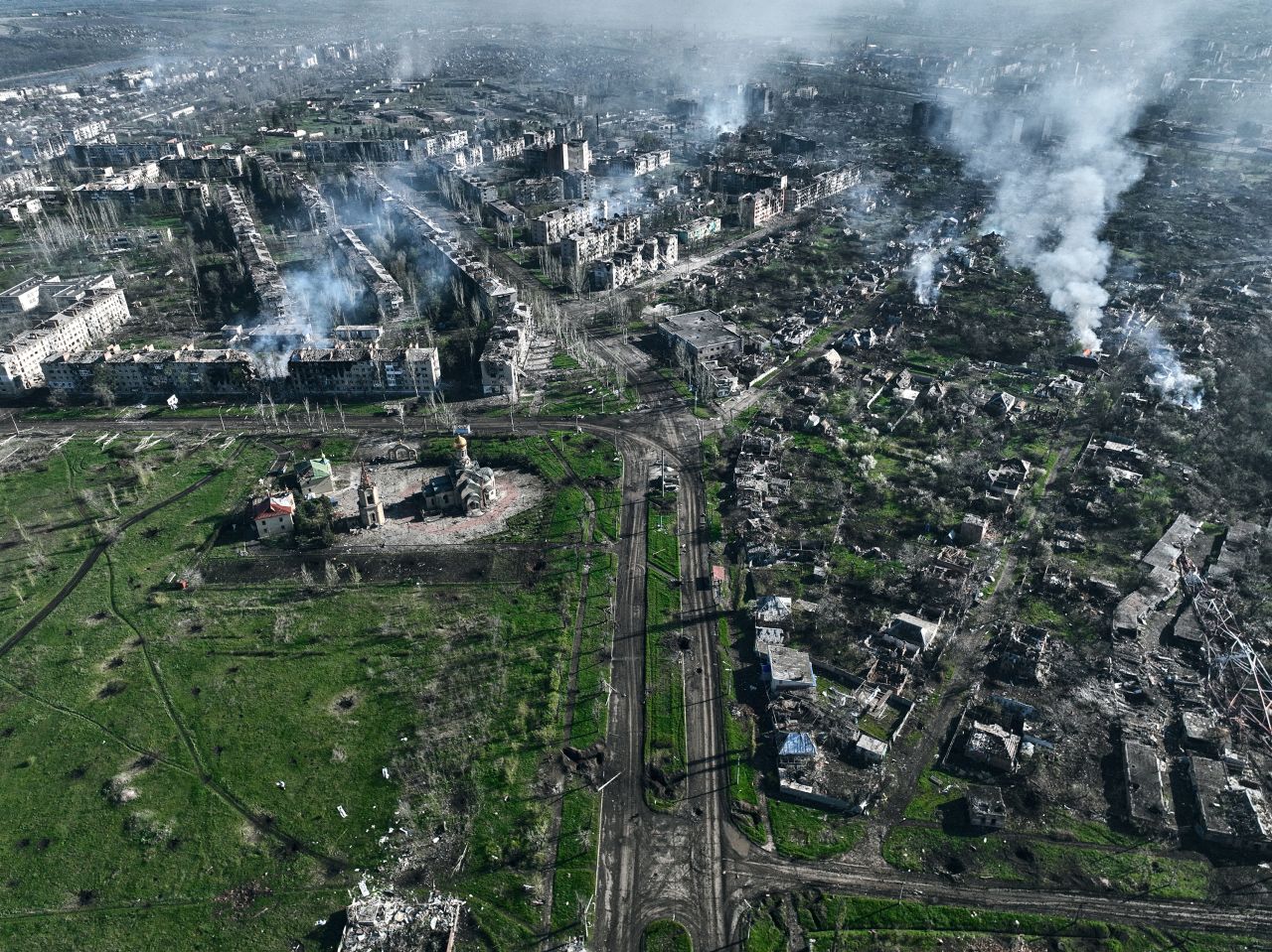 Дым поднимается над Бахмутом, Украина, в среду, 26 апреля. 