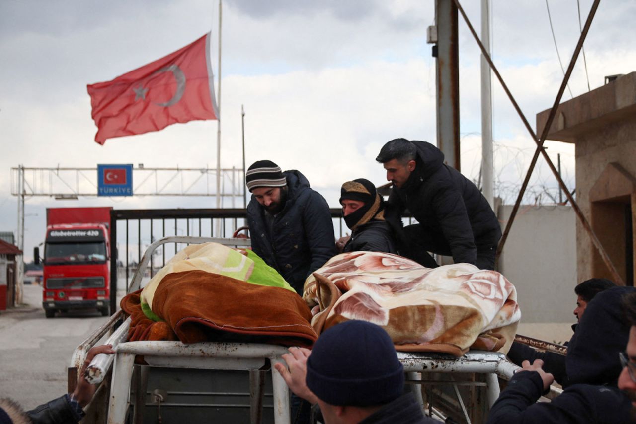 Relatives of Syrians killed in the earthquake in Turkey receive their bodies?at the border in the northern Aleppo province on Friday. 