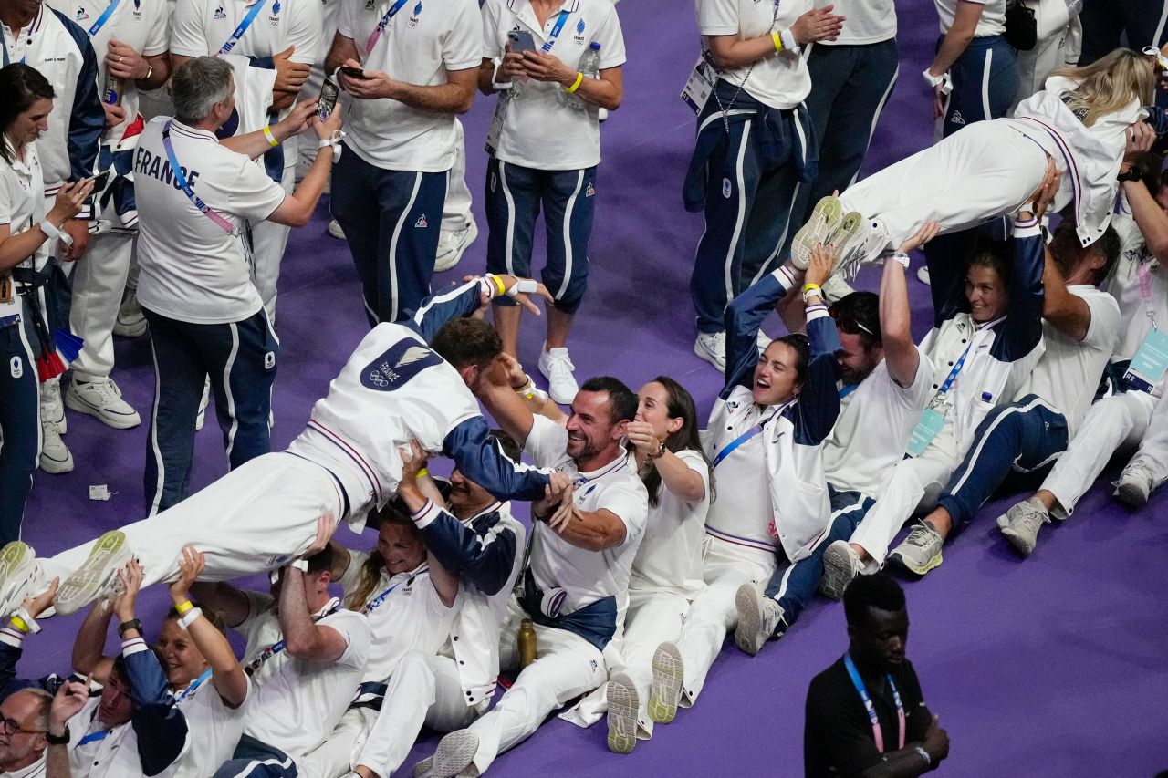 French athletes celebrate. 