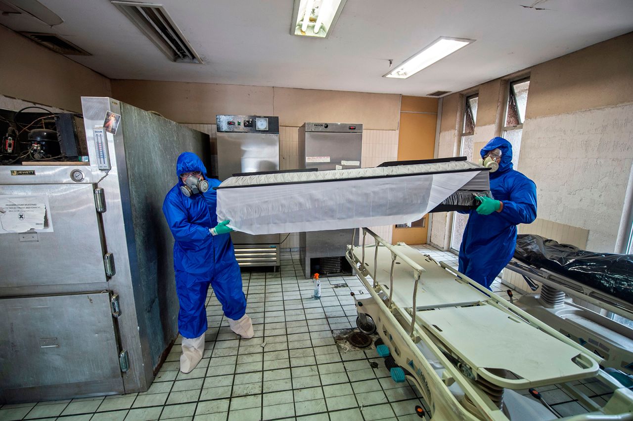 Workers of "Los Olivos" funeral home collect the remains of a victim of Covid-19 from a hospital in Mexico City, on June 1.