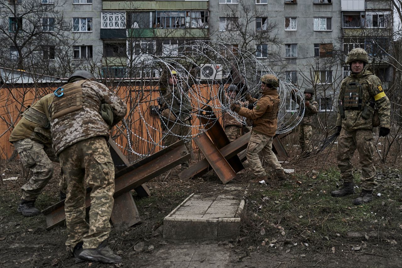 Ukrainian soldiers prepare barricades in Bakhmut, Ukraine, on December 21. 
