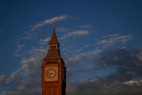 लंदन में क्वीन एलिजाबेथ टॉवर 24 अगस्त को सूर्यास्त के समय देखा जाता है।