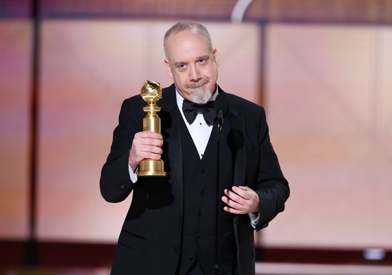 Paul Giamatti accepts his Golden Globe award. 