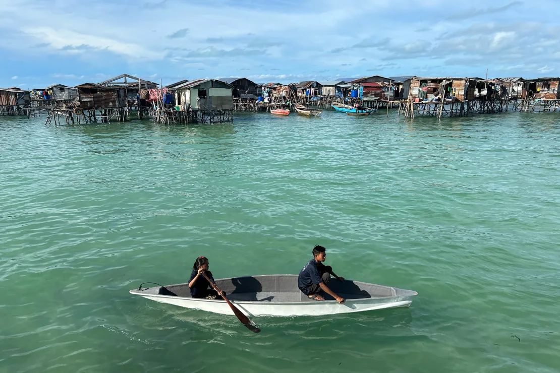 Un bote rema frente al poblado acuático de Bajau Laut, en la isla de Omadal, Malasia.