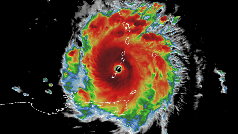O furacão Beryl atinge a costa como uma tempestade de categoria 4 com risco de vida