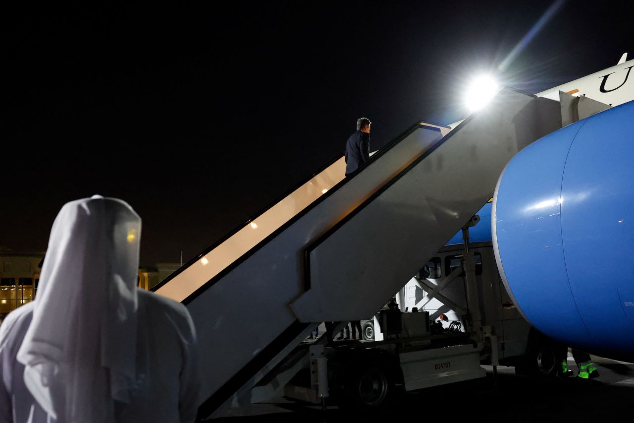 Secretary of State Antony?Blinken?boards a plane as he departs for Abu Dhabi from Doha, Qatar, on Sunday.