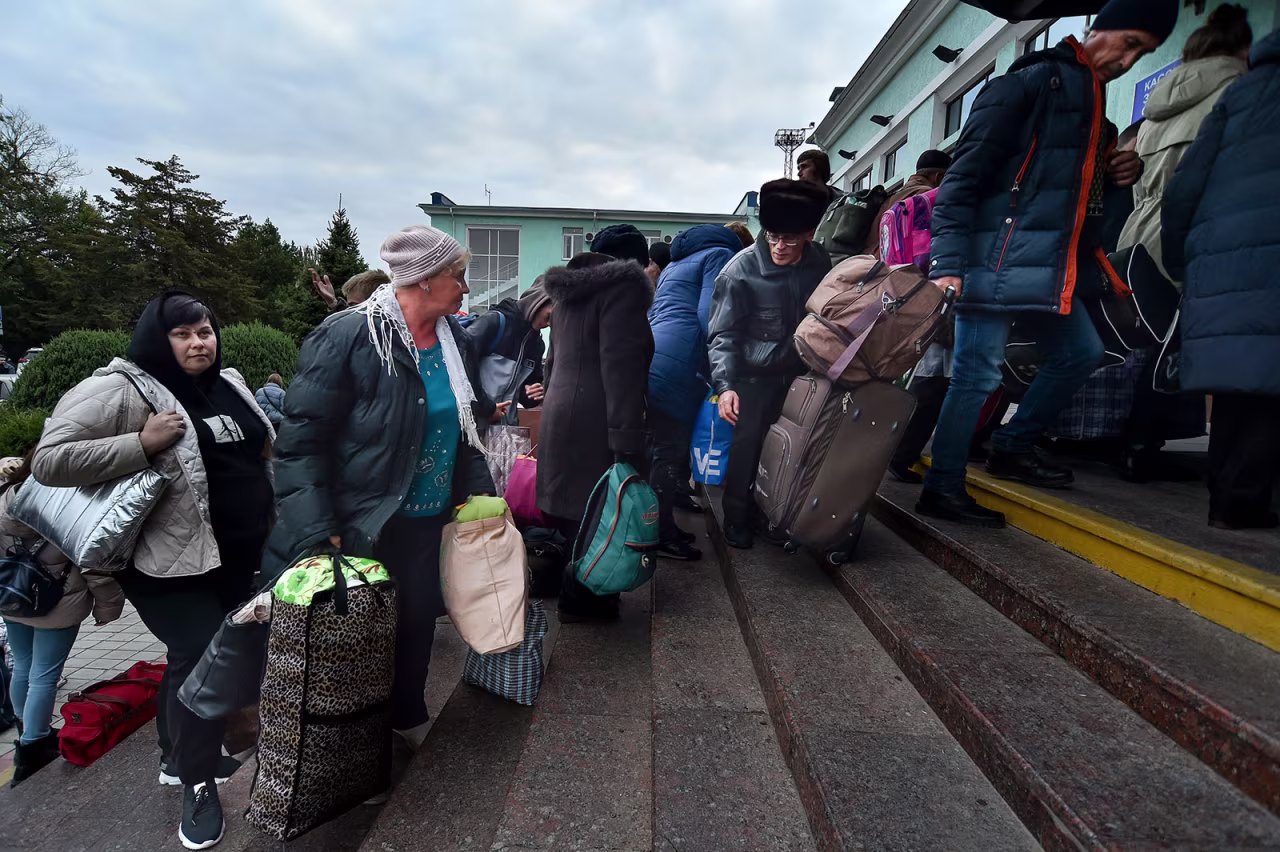 Evacuees from Kherson arrive at the railway station in Dzhankoi, Crimea, on Friday, October 21.