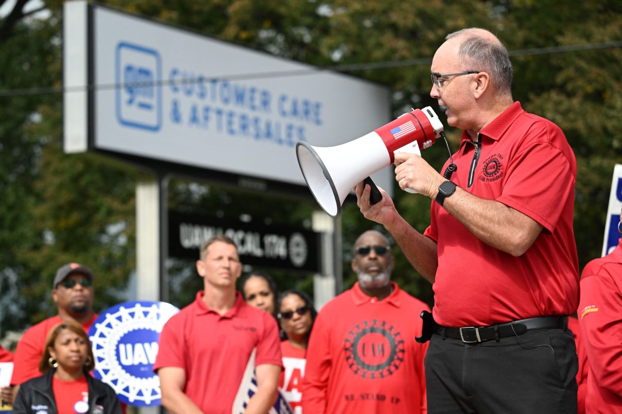 Shawn Fain addresses picketing UAW members at a General Motors Service Parts Operations plant in Belleville, Michigan, on September 26.